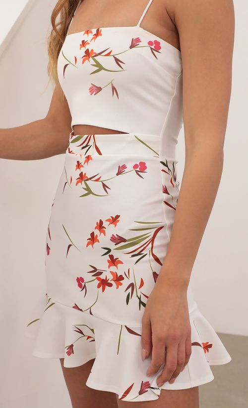 Picture Reilly Cutout Ruffle Dress in Tropical Flowers. Source: https://media.lucyinthesky.com/data/Apr21_2/500xAUTO/AT2A1100.JPG