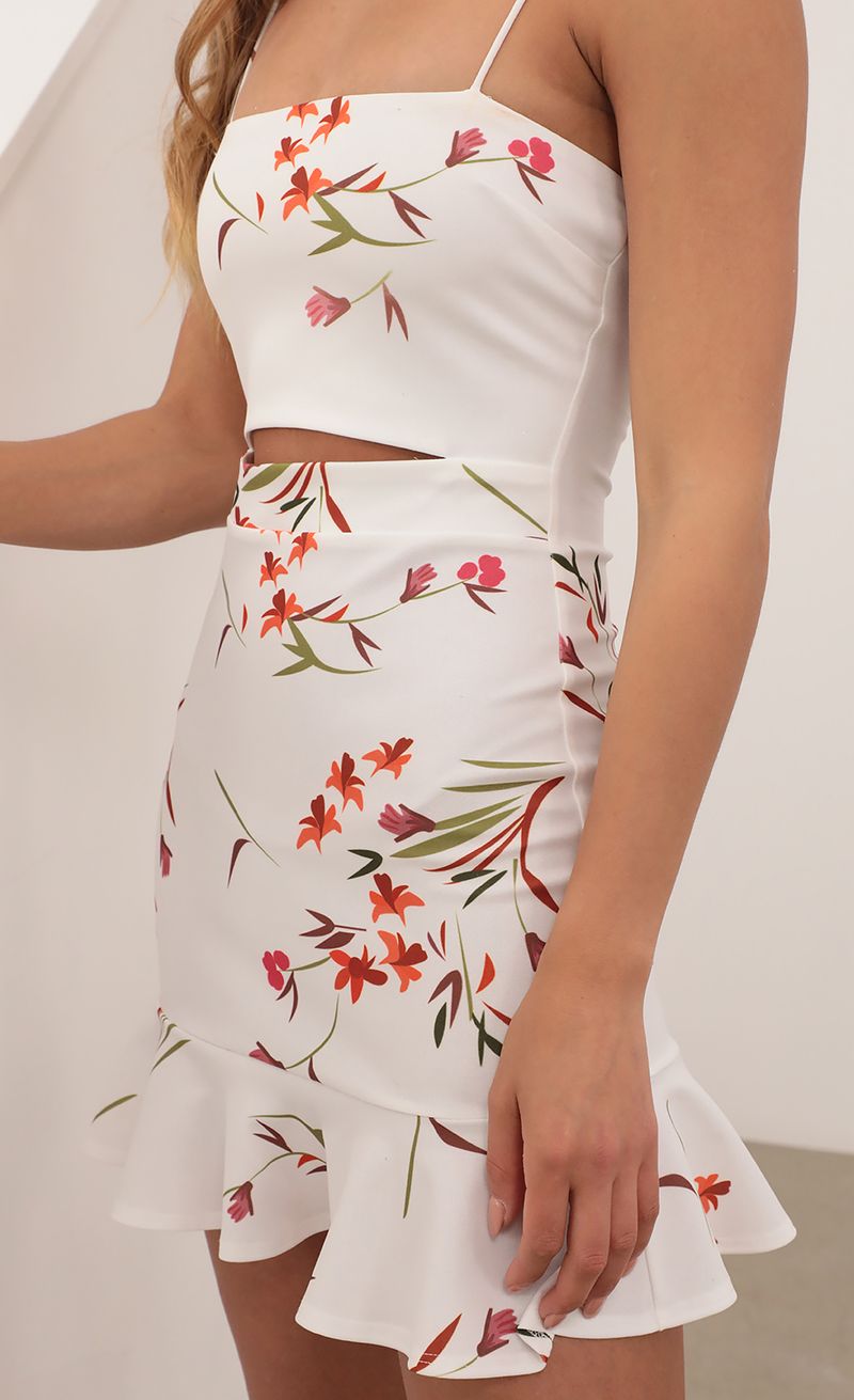 Picture Reilly Cutout Ruffle Dress in Tropical Flowers. Source: https://media.lucyinthesky.com/data/Apr21_2/800xAUTO/AT2A1100.JPG
