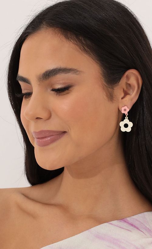 Picture Get Groovy With It Earring in Pink. Source: https://media.lucyinthesky.com/data/Apr22_1/500xAUTO/1V9A2411.JPG