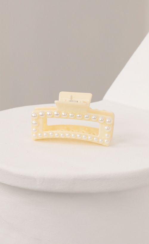 Picture Pearl Hair Claw in Cream. Source: https://media.lucyinthesky.com/data/Feb21_2/500xAUTO/AT2A6038_COPY.JPG