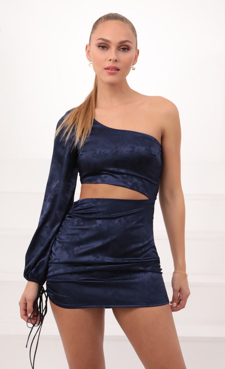 Picture Champagne Showers Dress in Navy Blue. Source: https://media.lucyinthesky.com/data/Feb21_2/850xAUTO/1V9A6526.JPG
