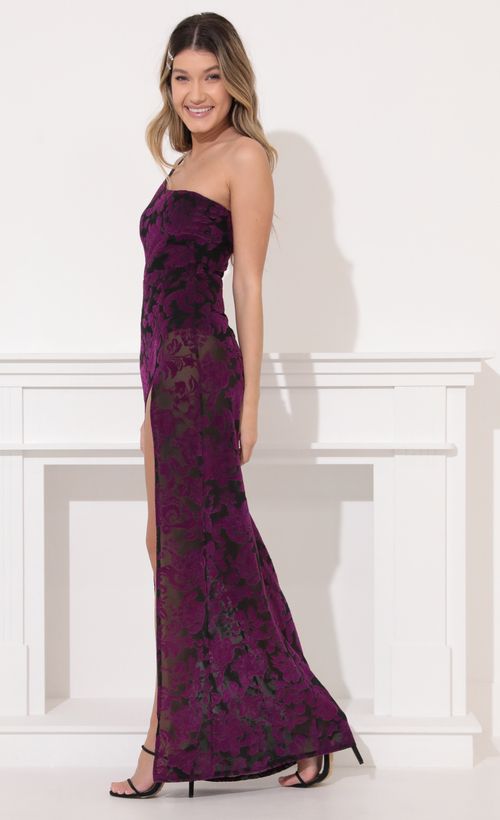 Picture Elisabeth One Shoulder Velvet Maxi in Purple. Source: https://media.lucyinthesky.com/data/Feb22_1/500xAUTO/1V9A2606.JPG