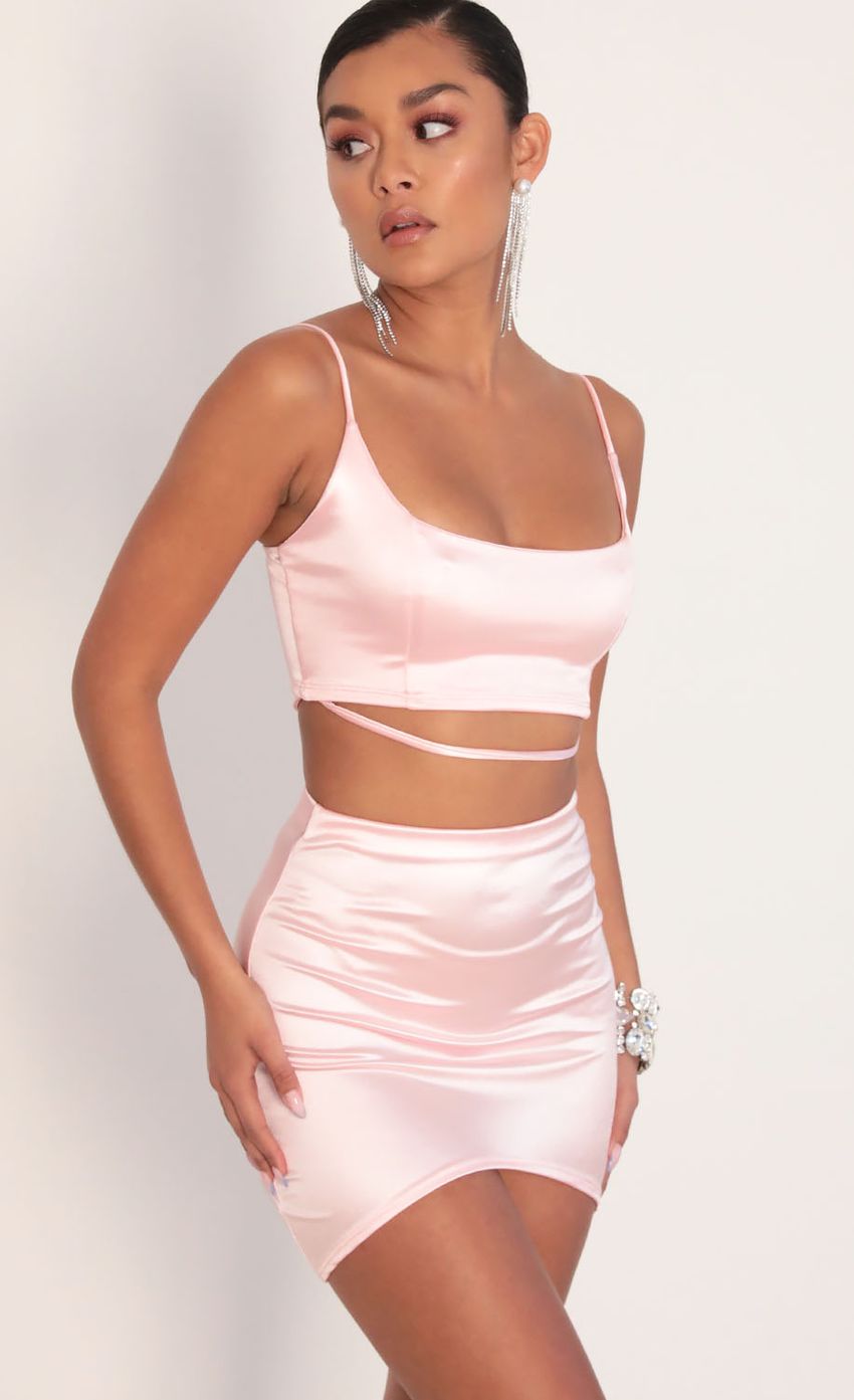 Picture Celeste Satin Edge Set in Light Pink. Source: https://media.lucyinthesky.com/data/Jan20_2/850xAUTO/781A1420.JPG