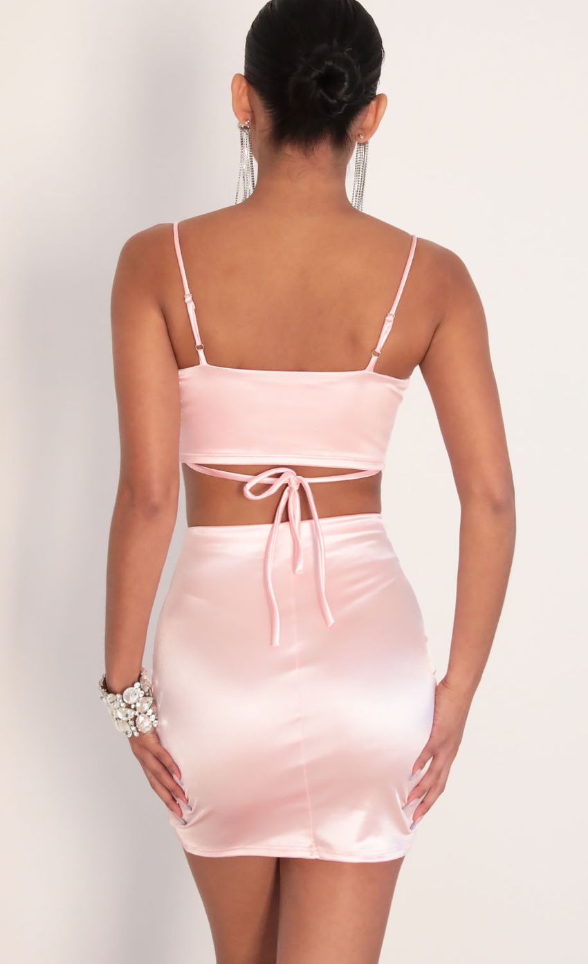 Picture Celeste Satin Edge Set in Light Pink. Source: https://media.lucyinthesky.com/data/Jan20_2/850xAUTO/781A1446.JPG