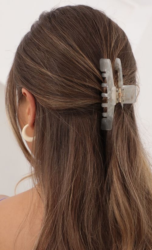 Picture Marble Mayhem Claw Hair Clip. Source: https://media.lucyinthesky.com/data/Jul21_1/500xAUTO/AT2A1137.JPG