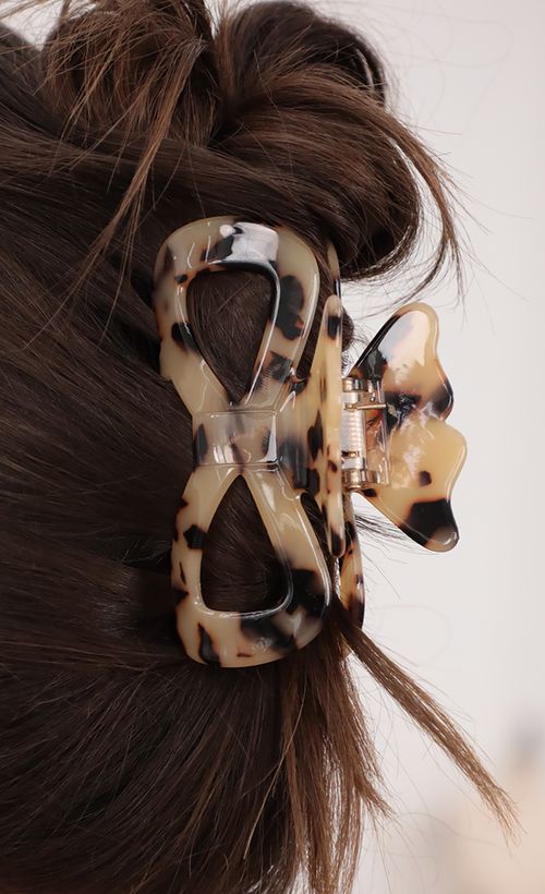 Picture Marble Love Claw Hair Clip in Tortoise Shell. Source: https://media.lucyinthesky.com/data/Jul21_2/500xAUTO/AT2A3471.JPG