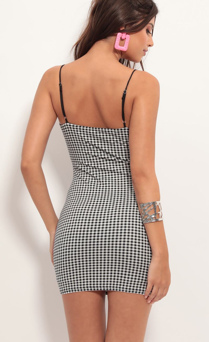 Picture Scarlett Front Twist Dress in Gingham. Source: https://media.lucyinthesky.com/data/Jun19_2/800xAUTO/781A3320.JPG
