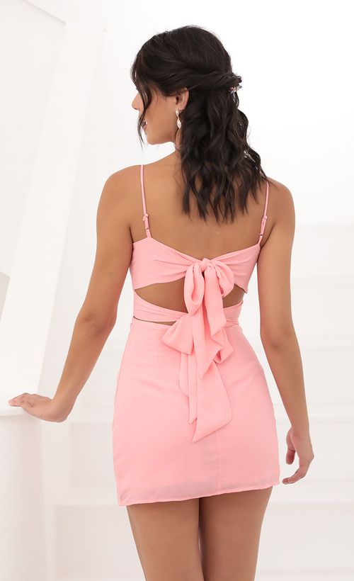 Picture Evelyn Front Twist Chiffon Dress in Coral Pink. Source: https://media.lucyinthesky.com/data/Jun20_2/500xAUTO/781A1816.JPG