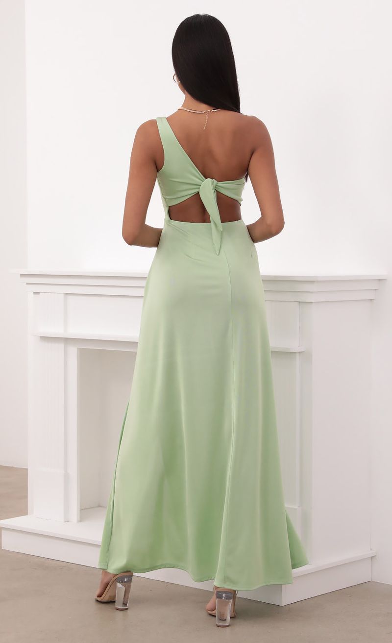 Picture London Shoulder Maxi in Matcha Green. Source: https://media.lucyinthesky.com/data/Jun21_1/800xAUTO/1V9A1998.JPG