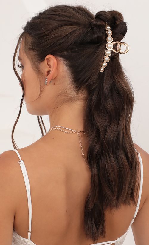 Picture Pearl Bliss Large Claw Hair Clip. Source: https://media.lucyinthesky.com/data/Jun21_2/500xAUTO/AT2A3957.JPG