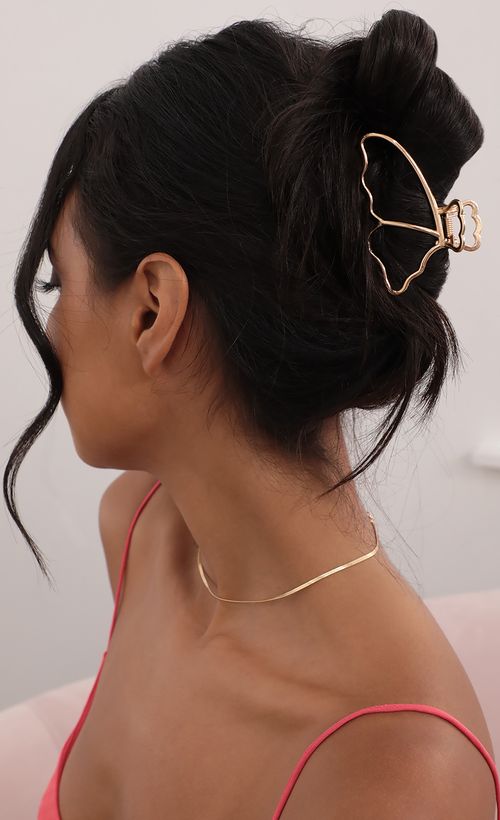 Picture Butterfly Claw Hair Clip. Source: https://media.lucyinthesky.com/data/Jun21_2/500xAUTO/AT2A8687.JPG