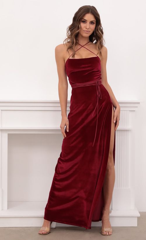 Picture Tessa Luxe Velvet Maxi in Burgundy. Source: https://media.lucyinthesky.com/data/Mar21_2/500xAUTO/1V9A1279.JPG