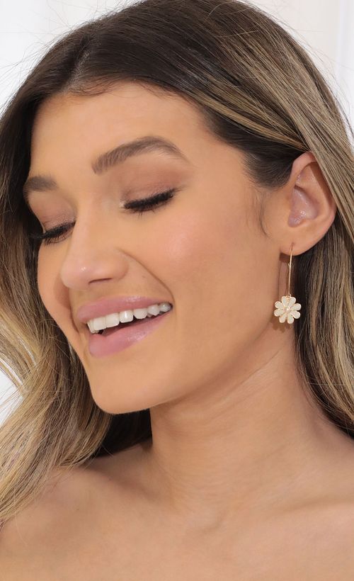 Picture Daydreamer Earring in Gold. Source: https://media.lucyinthesky.com/data/Mar22_1/500xAUTO/1V9A58851.JPG