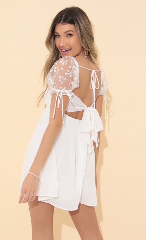 Picture Emerson Baby Doll Dress in White Daisy. Source: https://media.lucyinthesky.com/data/Mar22_1/500xAUTO/1V9A6686.JPG
