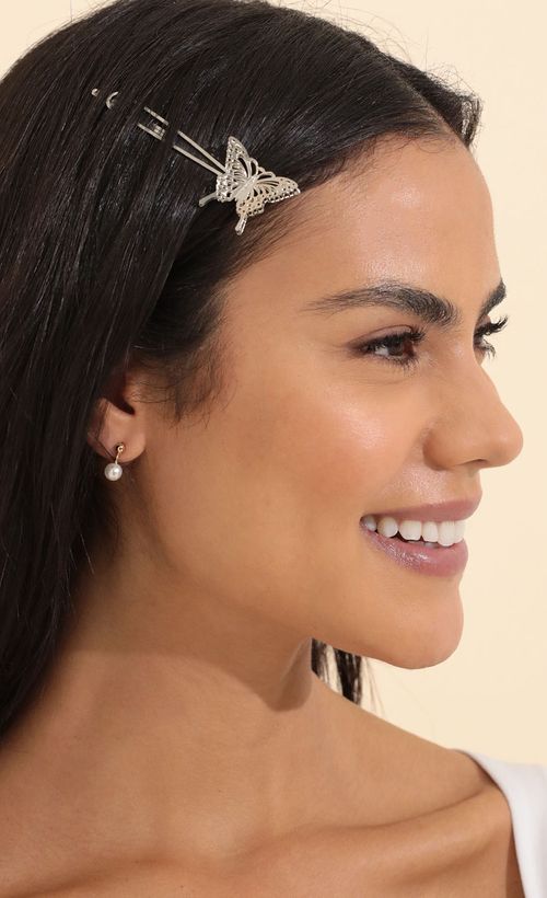Picture Flirt With Me Hair Clip in Silver. Source: https://media.lucyinthesky.com/data/Mar22_2/500xAUTO/1V9A73371.JPG