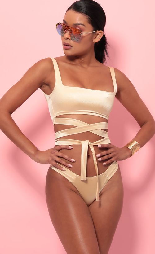 Picture Venice Glow Bikini in Light Gold. Source: https://media.lucyinthesky.com/data/May19_2/500xAUTO/781A1259.JPG