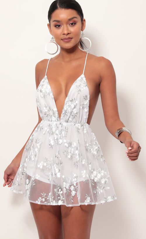 Skylar Embroidered Dress in White Daisies