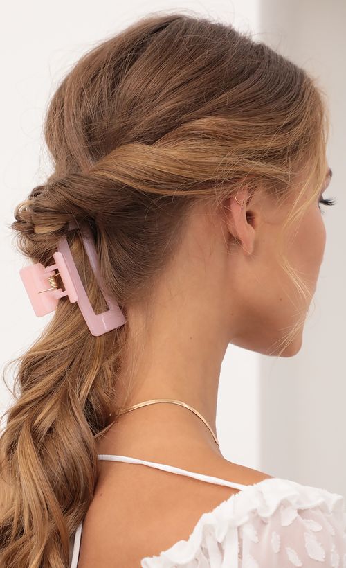 Picture Avis Hair Claw in Pink. Source: https://media.lucyinthesky.com/data/May21_1/500xAUTO/AT2A8745.JPG
