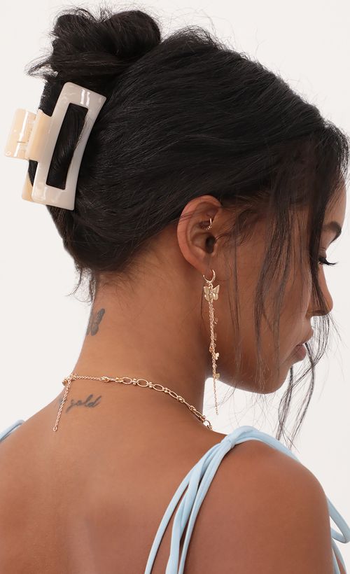 Picture Avis Hair Claw in Off White. Source: https://media.lucyinthesky.com/data/May21_1/500xAUTO/AT2A8807.JPG