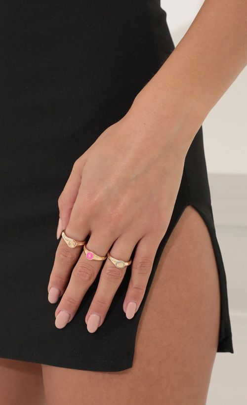 Picture Super Wonderful Rings in Gold. Source: https://media.lucyinthesky.com/data/May22_1/500xAUTO/1V9A0515.JPG