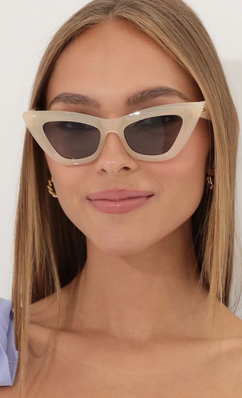 Picture Come Sail Away With Me Sunglasses in Beige. Source: https://media.lucyinthesky.com/data/May22_1/500xAUTO/1V9A0543.JPG