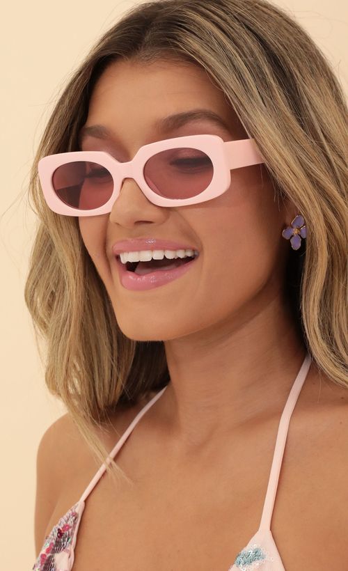 Picture She Doesn't Even Go Here Sunglasses in Pink. Source: https://media.lucyinthesky.com/data/May22_1/500xAUTO/1V9A1702.JPG