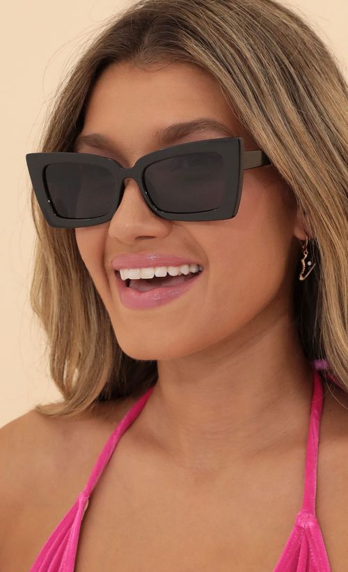 Picture Time For Sunshine Sunglasses in Black. Source: https://media.lucyinthesky.com/data/May22_1/500xAUTO/1V9A6907.JPG