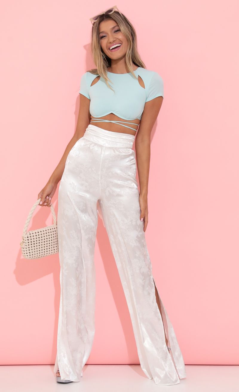 Picture Taria Wide Leg Pants in Floral White. Source: https://media.lucyinthesky.com/data/May22_1/800xAUTO/1V9A8400.JPG