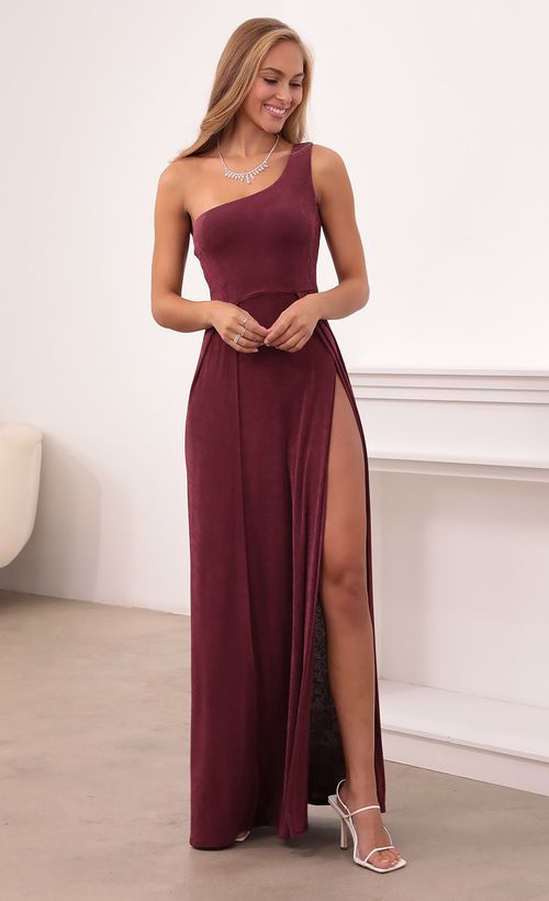 Picture London Shoulder Maxi in Burgundy. Source: https://media.lucyinthesky.com/data/Sep21_1/500xAUTO/1V9A0780.JPG
