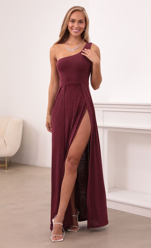 Picture London Shoulder Maxi in Burgundy. Source: https://media.lucyinthesky.com/data/Sep21_1/500xAUTO/1V9A0787.JPG