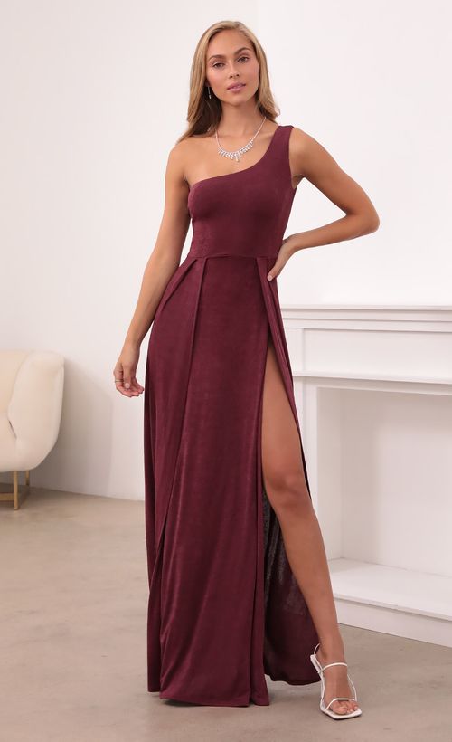 Picture London Shoulder Maxi in Burgundy. Source: https://media.lucyinthesky.com/data/Sep21_1/500xAUTO/1V9A0794.JPG