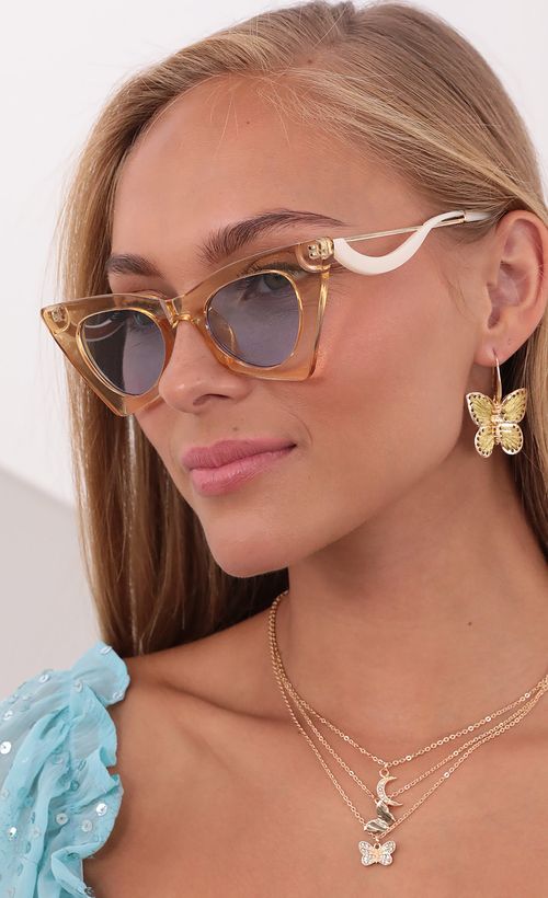 Picture Sweet Daze Cat Eye Sunglasses in Clear Yellow. Source: https://media.lucyinthesky.com/data/Sep21_1/500xAUTO/1V9A2745.JPG